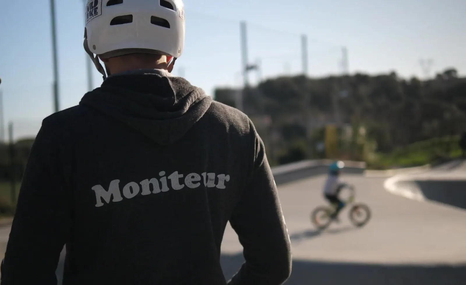 Moniteur Wild Bike qui encadre une séance BMX au skatepark