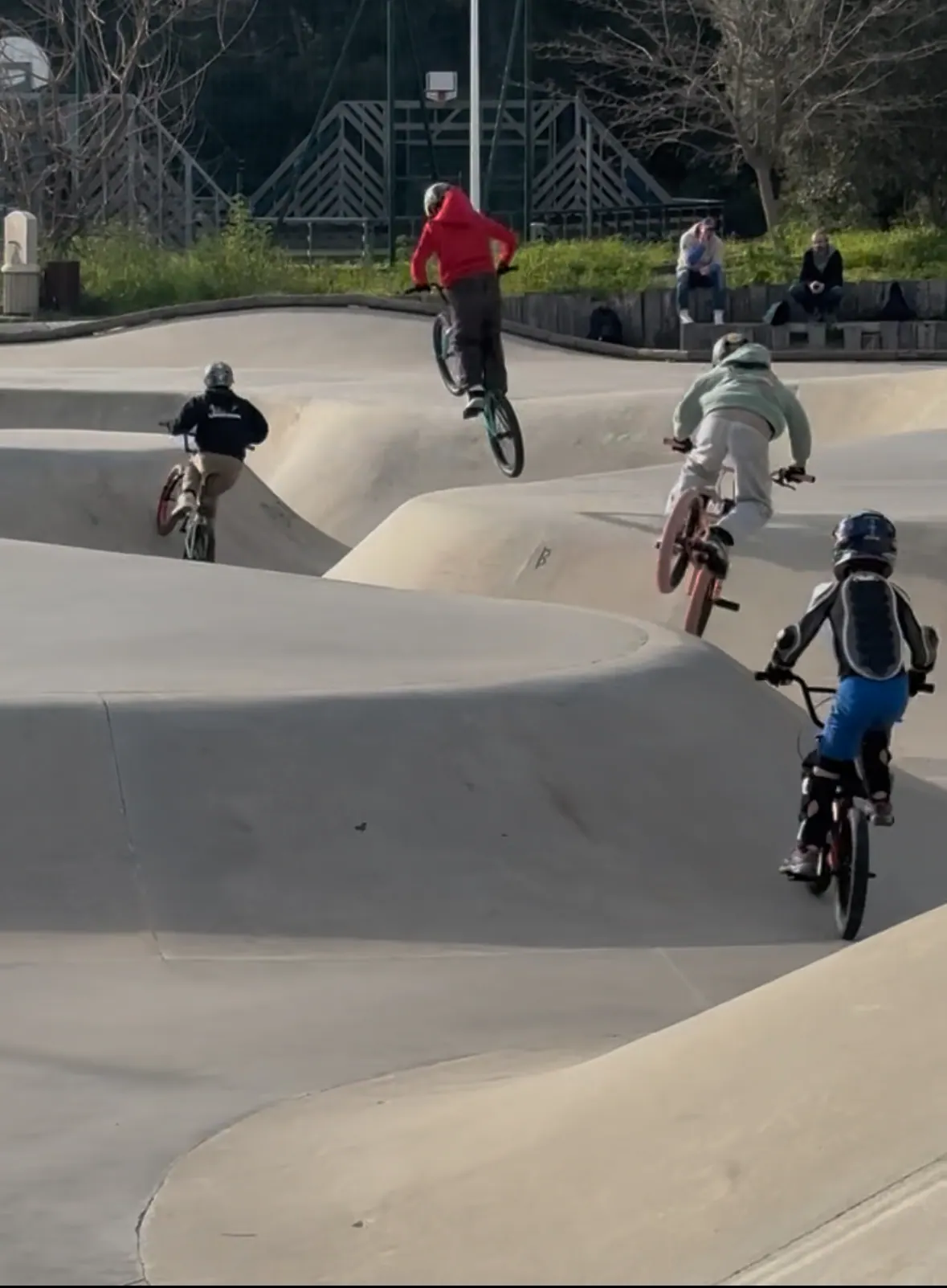 Groupe de riders Wild Bike pendant un cours au skatepark de Toulon