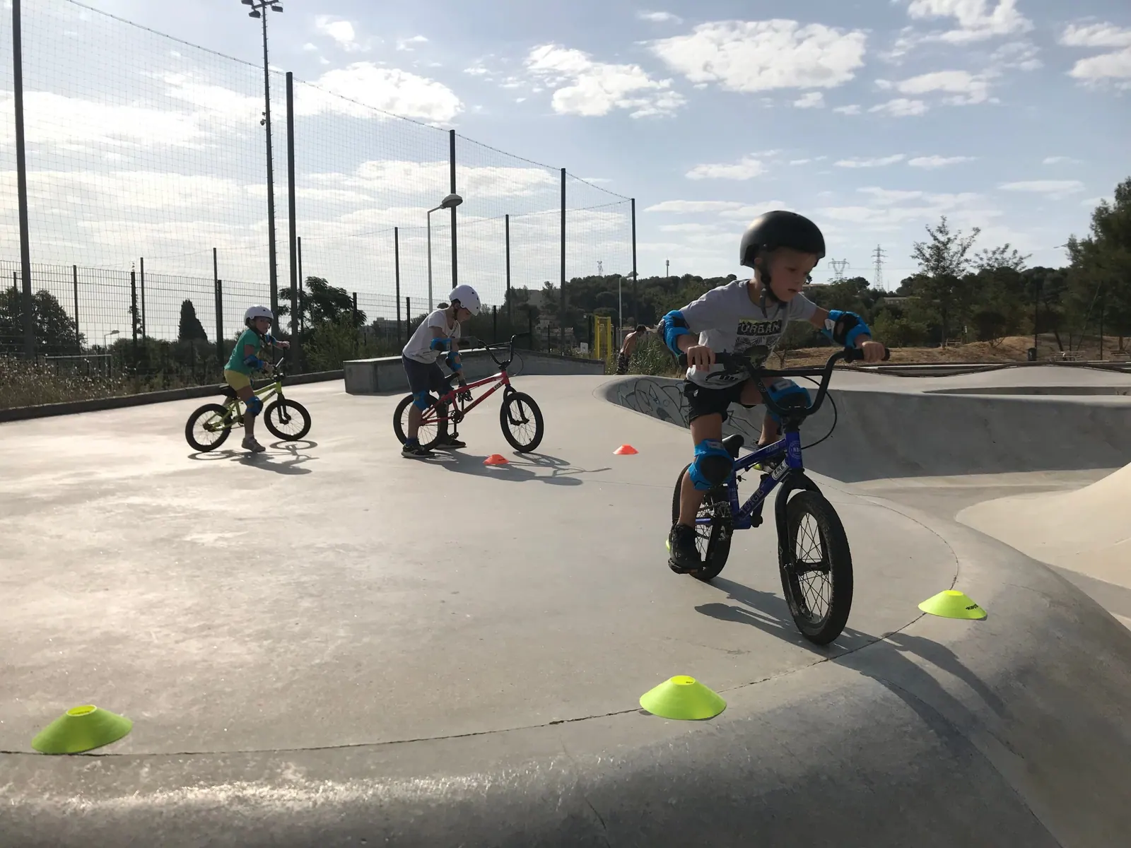 Jeunes riders Wild Bike pendant un cours de BMX au skatepark