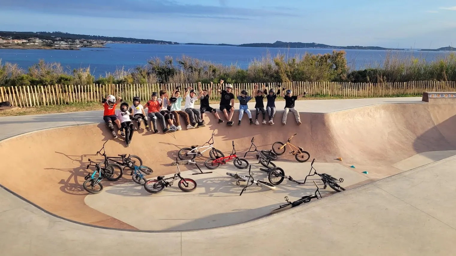 Groupe d'enfants Wild Bike dans un bowl en bord de mer