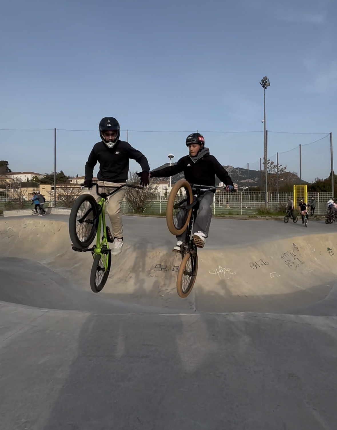 Deux riders Wild Bike en plein saut au skatepark