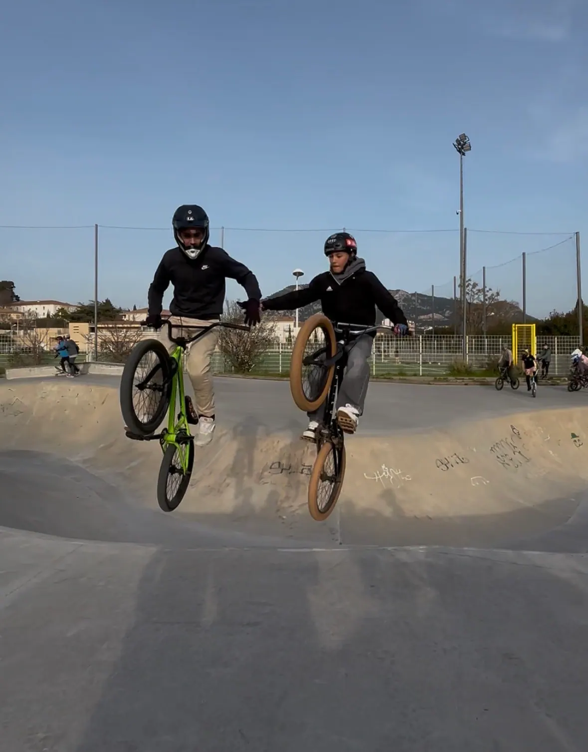 Deux jeunes riders Wild Bike en BMX
