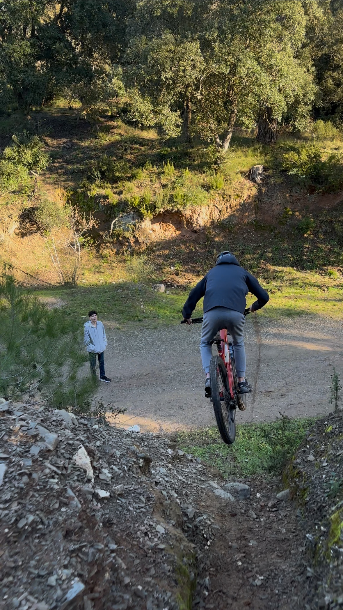 Rider Wild Bike en VTT sur un terrain naturel