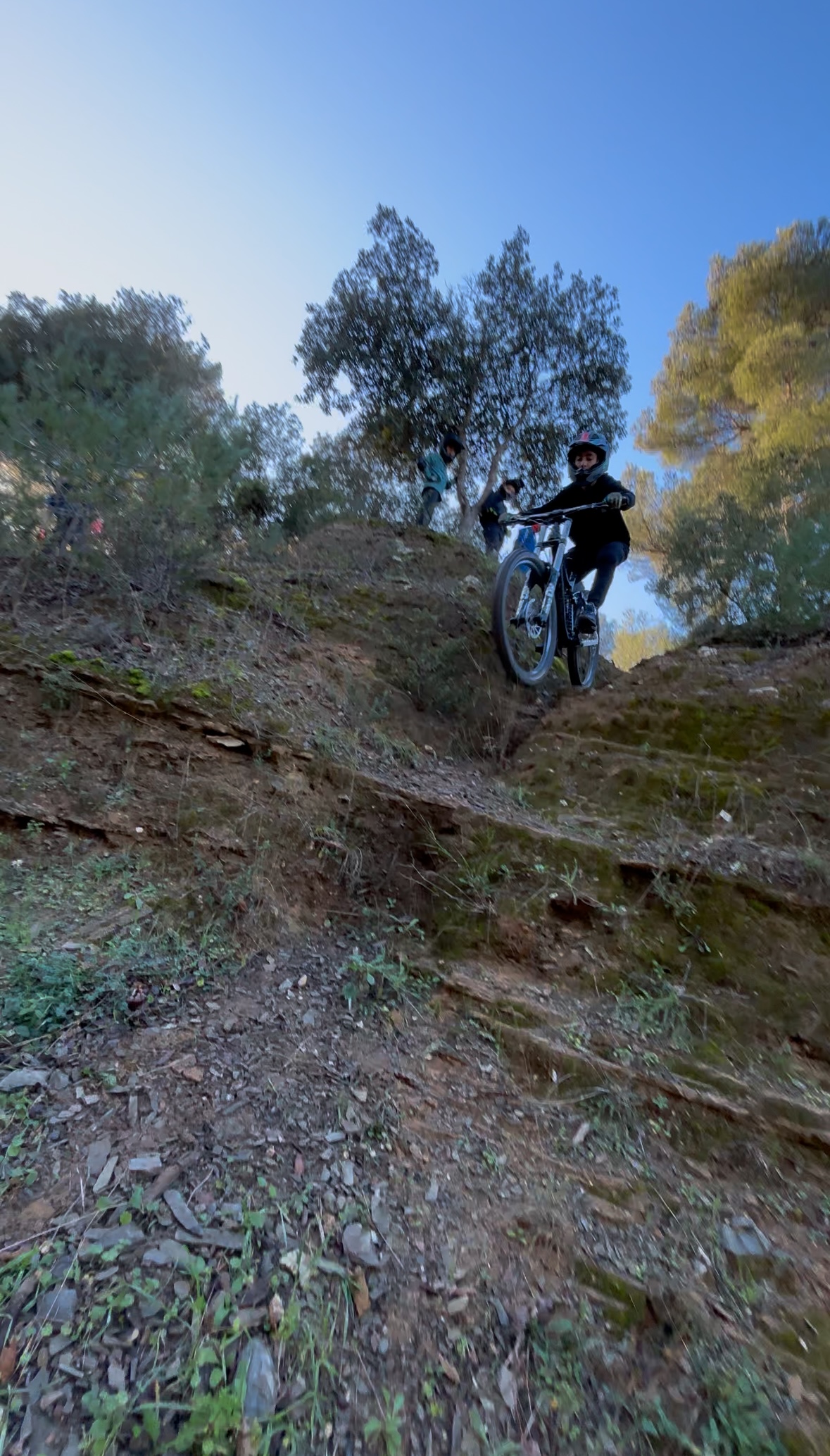 Groupe de jeunes riders Wild Bike avec leurs vélos