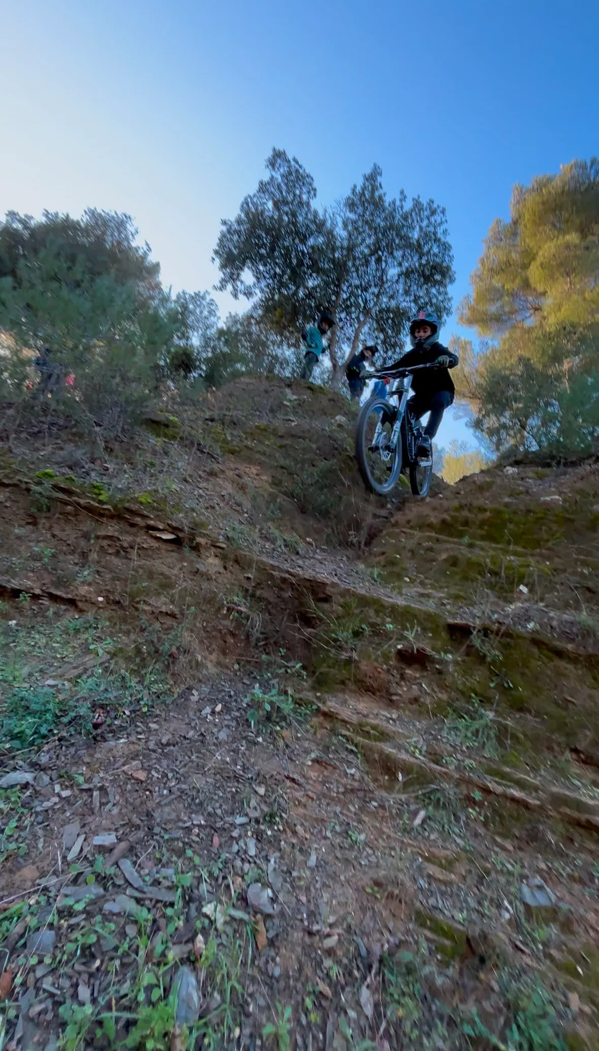 Groupe de jeunes riders Wild Bike avec leurs vélos