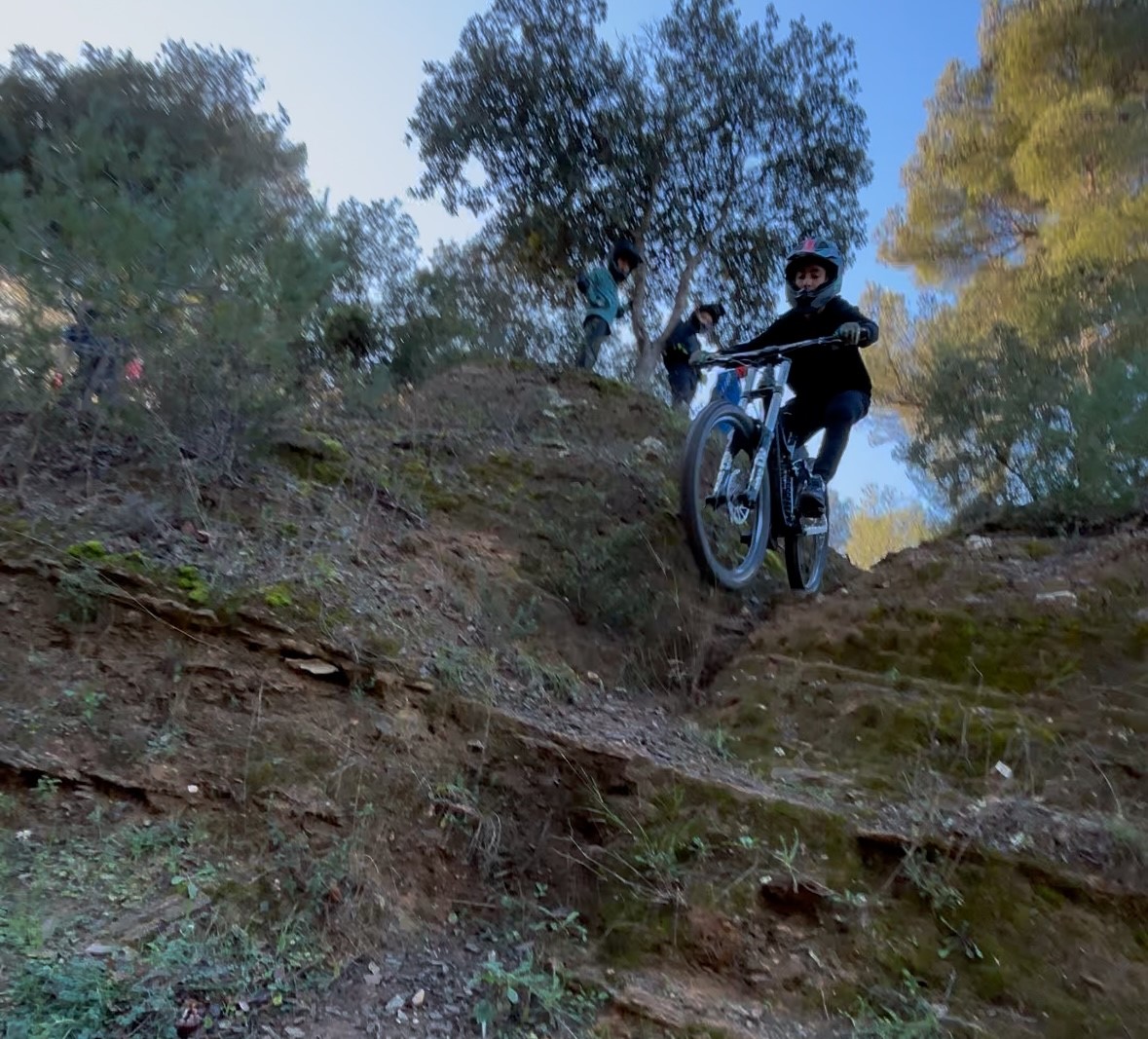 Rider Wild Bike en VTT sur un terrain naturel