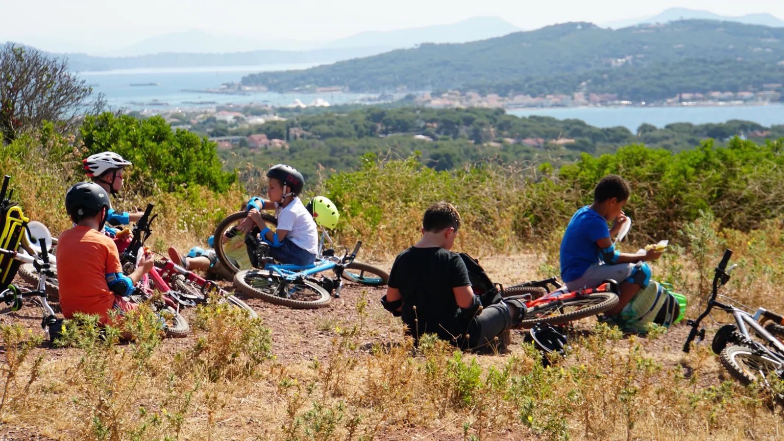 Enfant en VTT freestyle pendant un stage Wild Bike