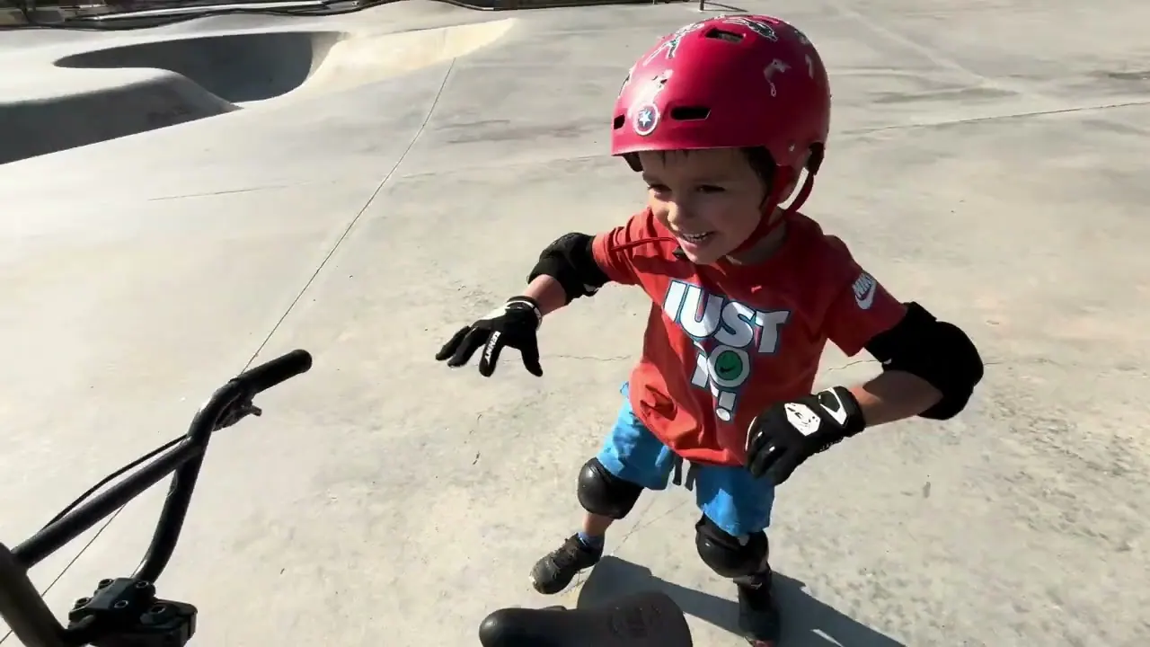 Jeune rider Wild Bike souriant sur son BMX