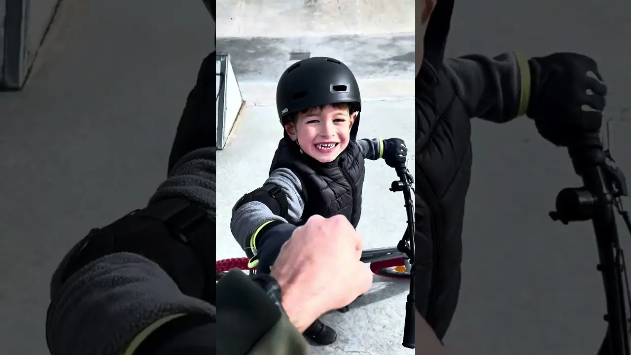 Jeune rider Wild Bike souriant sur son BMX