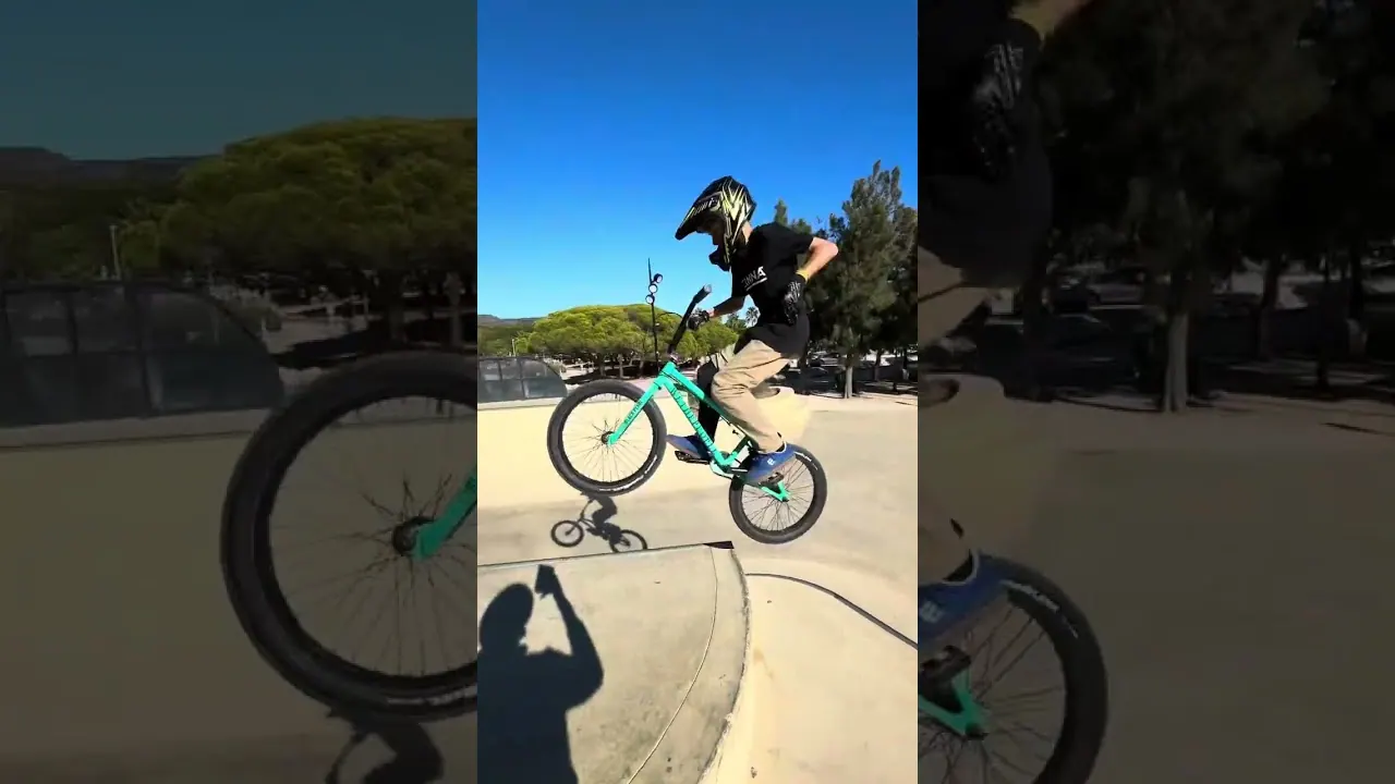 Deux riders Wild Bike en plein saut au skatepark
