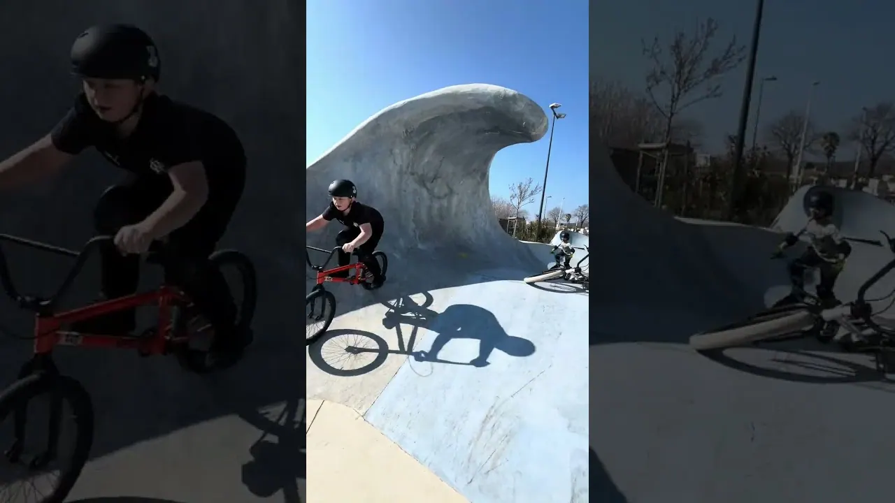 Jeune rider Wild Bike dans un skatepark couvert