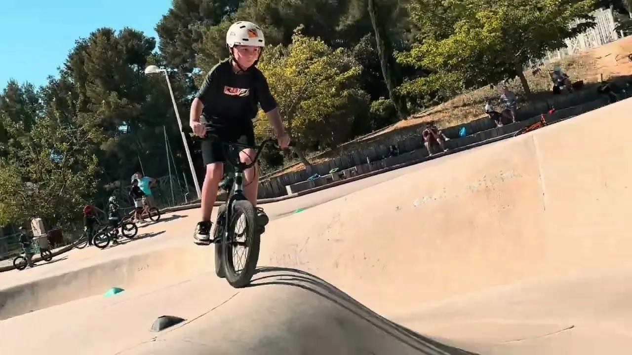 Deux riders Wild Bike en plein saut au skatepark